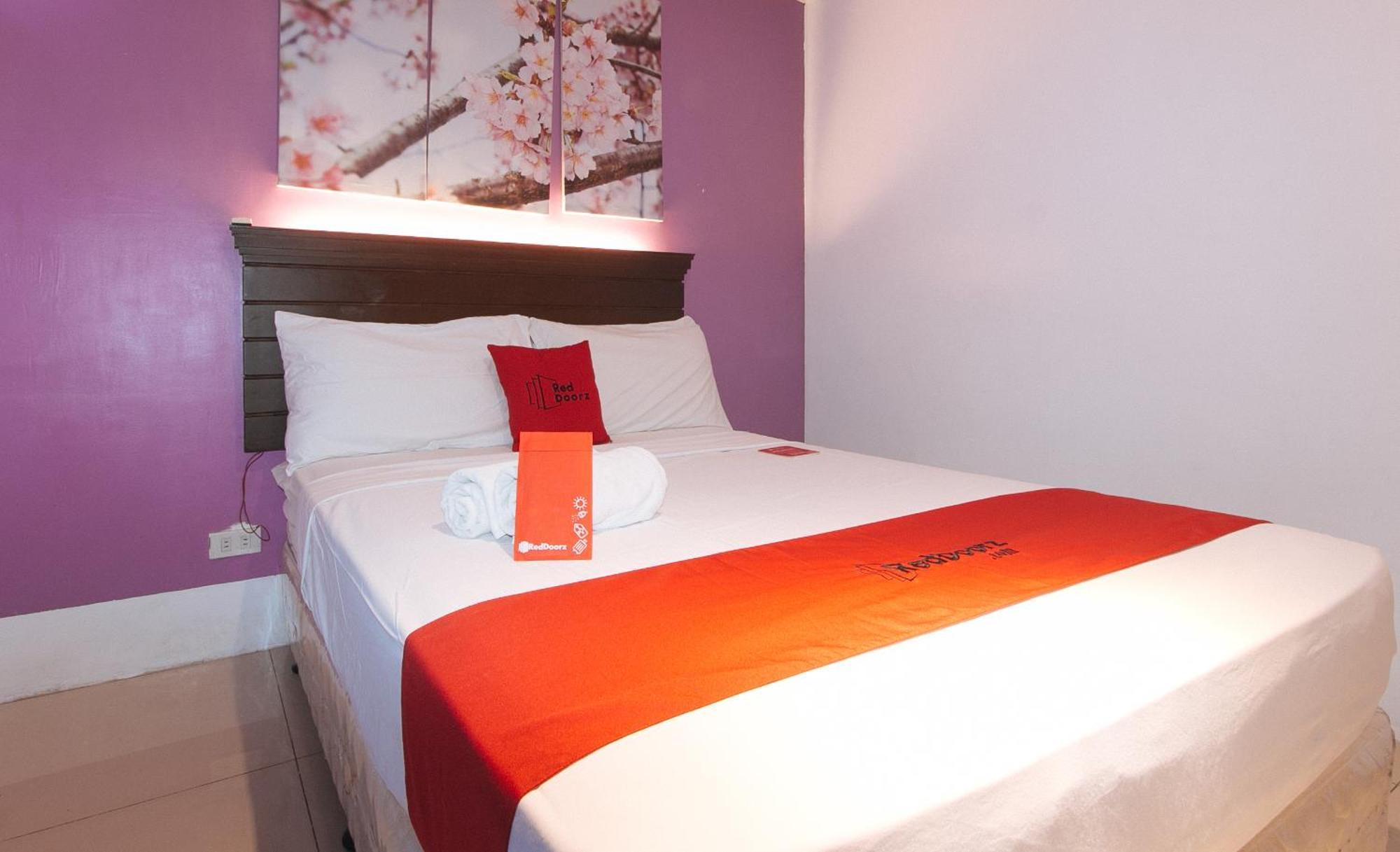 Reddoorz @ Melbourne Suites Makati ماكاتي المظهر الخارجي الصورة