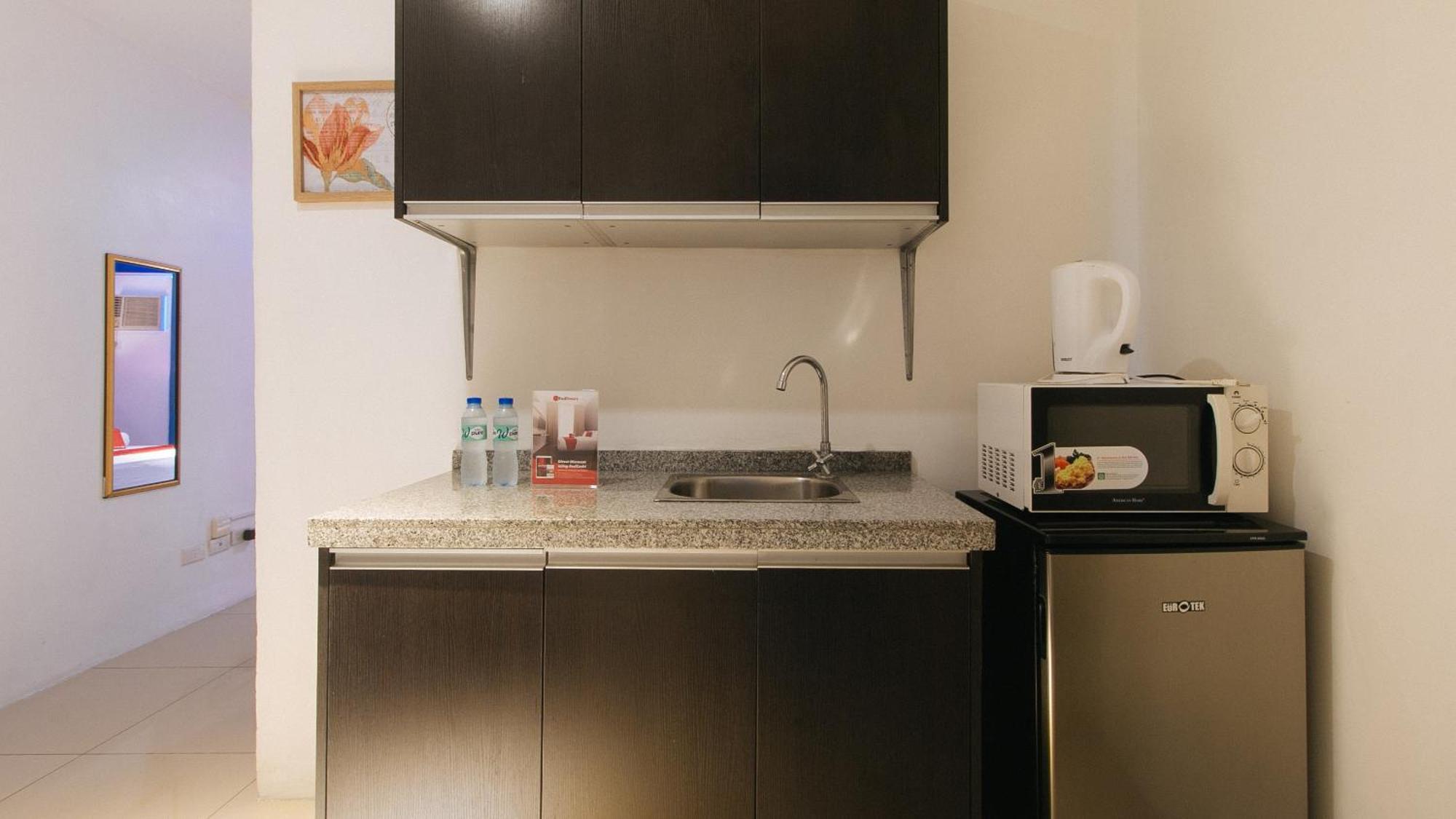 Reddoorz @ Melbourne Suites Makati ماكاتي المظهر الخارجي الصورة
