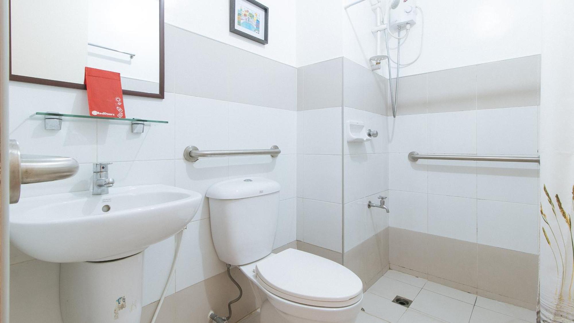 Reddoorz @ Melbourne Suites Makati ماكاتي المظهر الخارجي الصورة