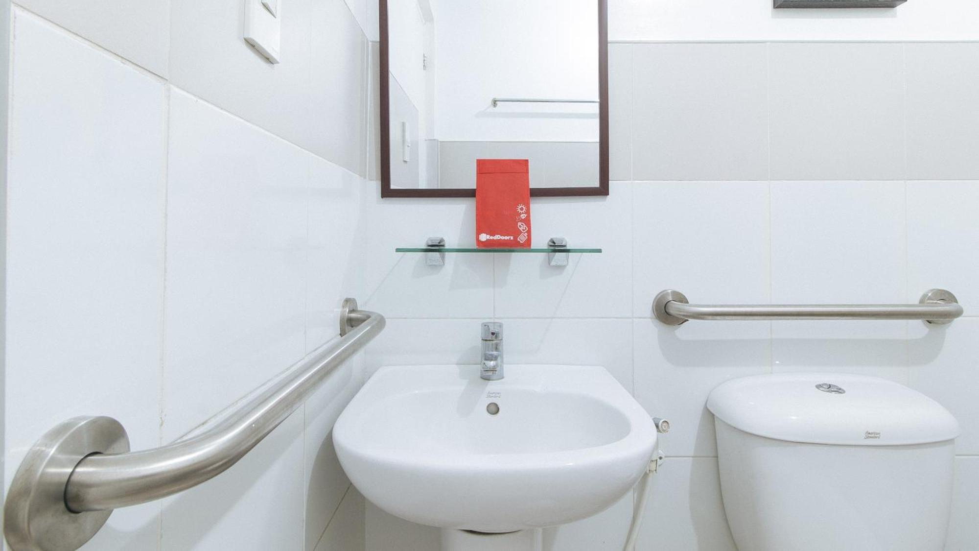Reddoorz @ Melbourne Suites Makati ماكاتي المظهر الخارجي الصورة
