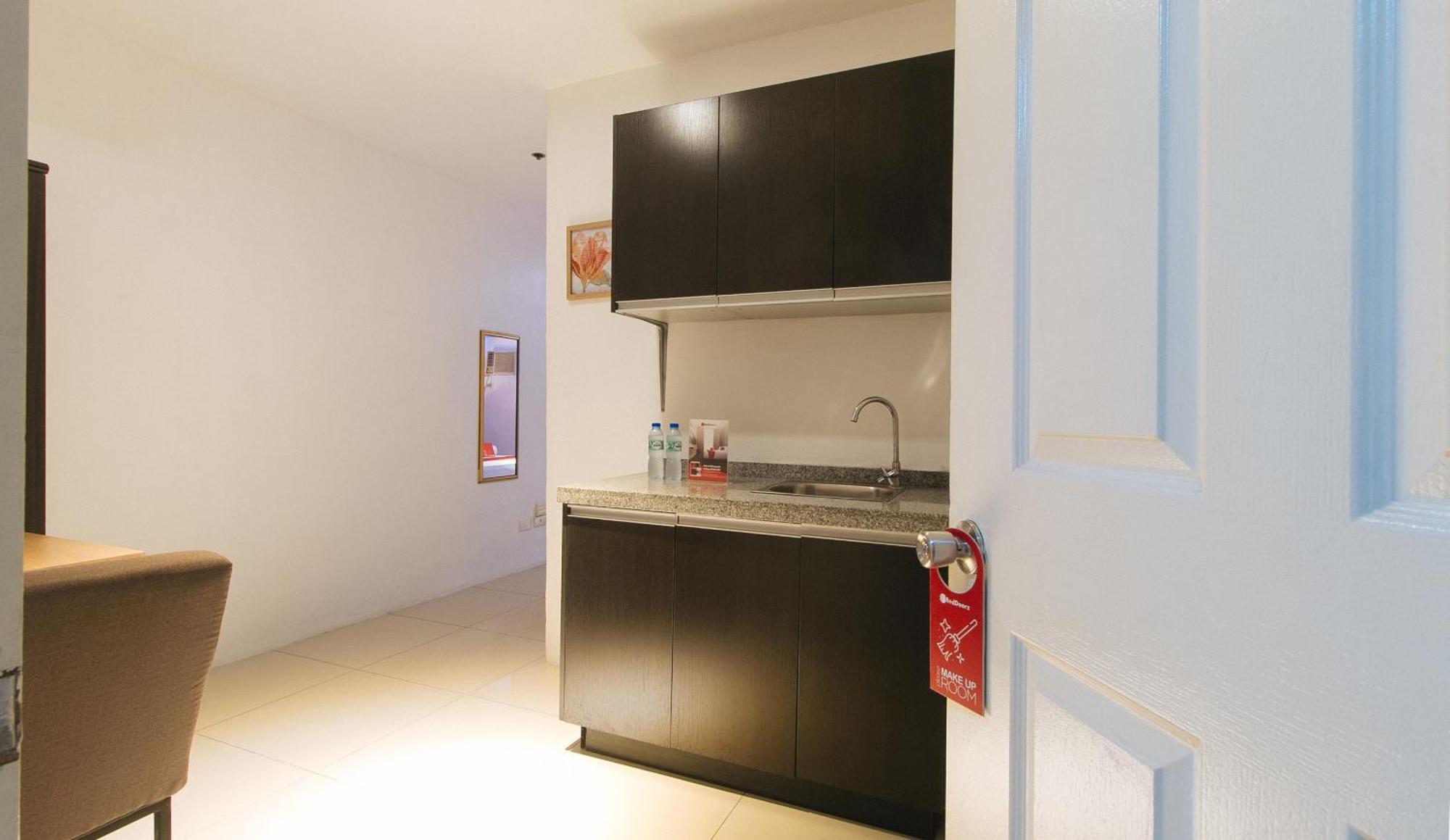 Reddoorz @ Melbourne Suites Makati ماكاتي المظهر الخارجي الصورة