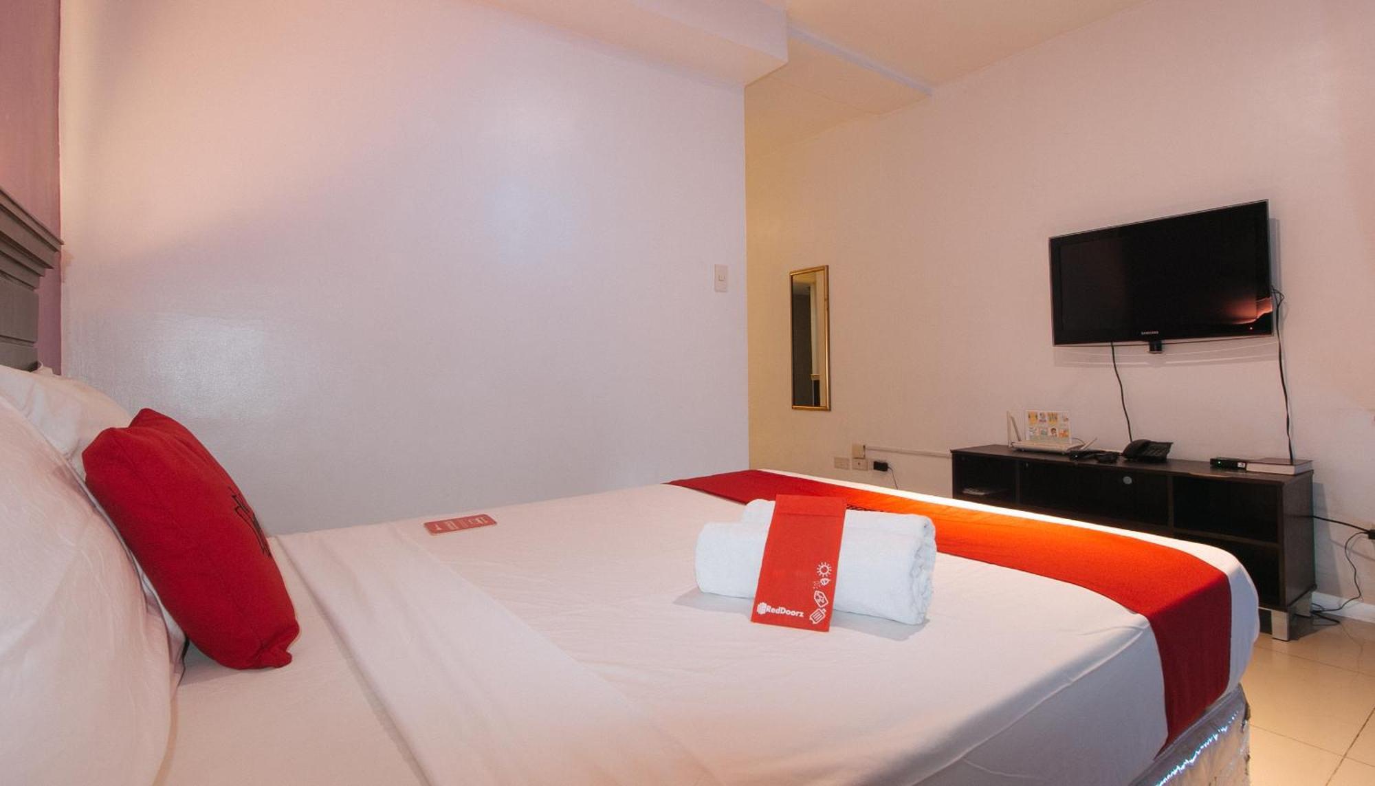 Reddoorz @ Melbourne Suites Makati ماكاتي المظهر الخارجي الصورة