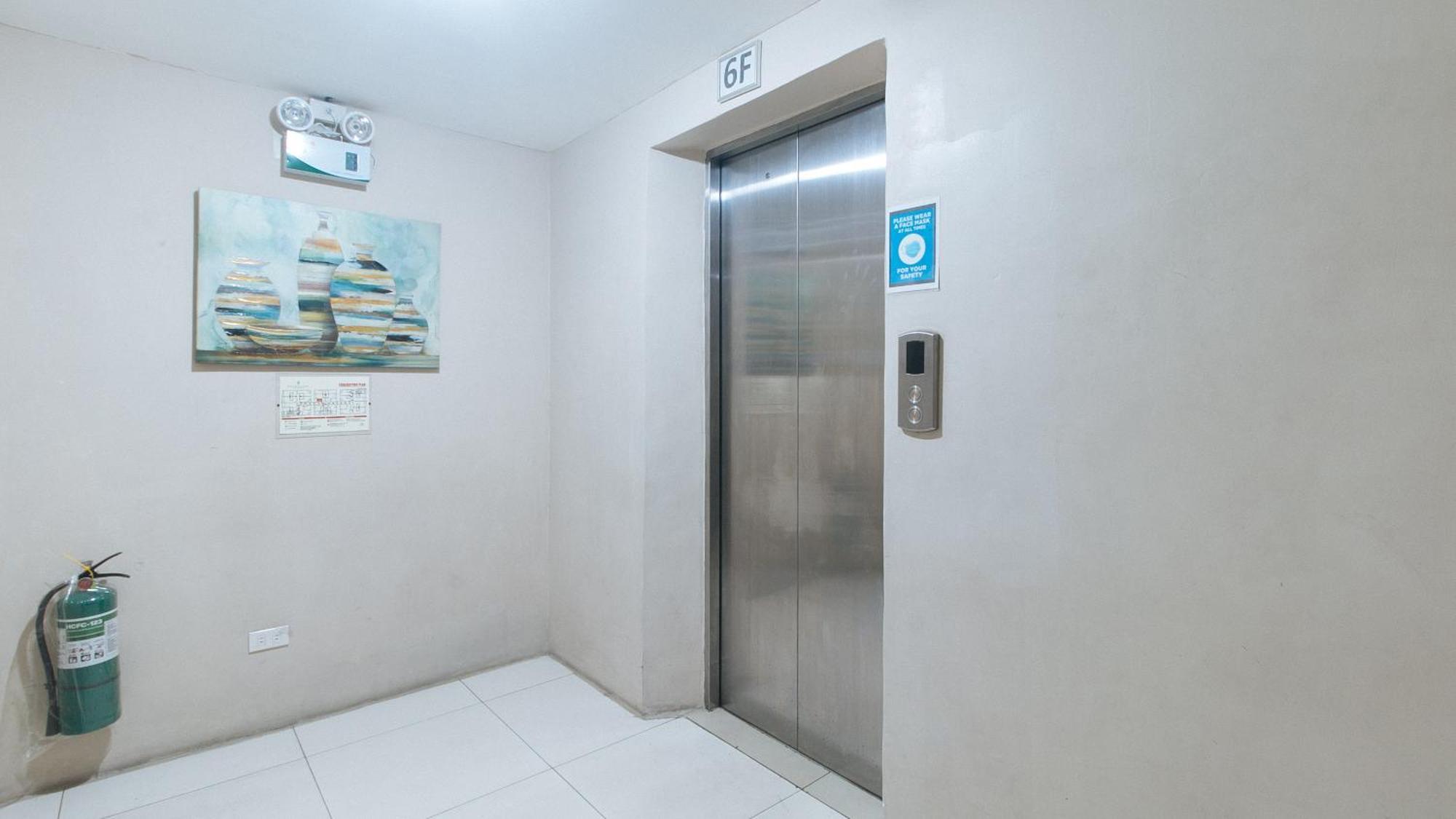 Reddoorz @ Melbourne Suites Makati ماكاتي المظهر الخارجي الصورة