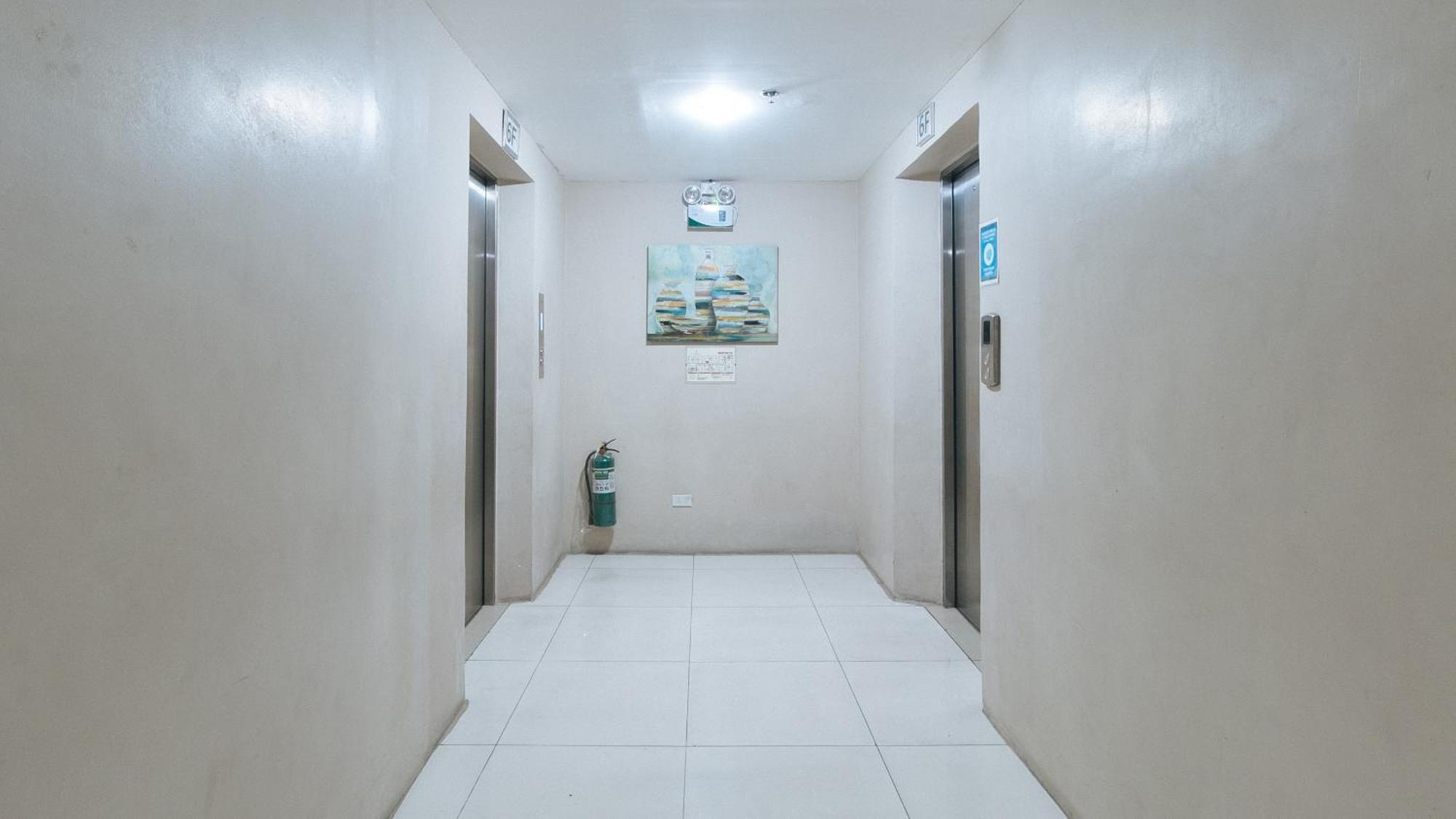 Reddoorz @ Melbourne Suites Makati ماكاتي المظهر الخارجي الصورة